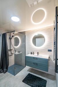 a bathroom with a sink and a shower at Exquisite studio apartment with an original design in Valencia