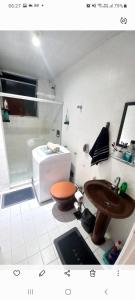 y baño con lavabo, aseo y ducha. en Apartamento Barra, en Salvador