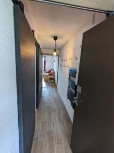 un pasillo con una puerta que conduce a una habitación en Ecrin Alpe d'huez, en LʼHuez