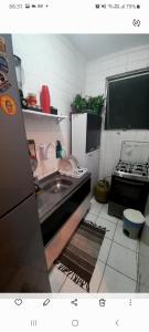 cocina pequeña con fregadero y fogones en Apartamento Barra, en Salvador