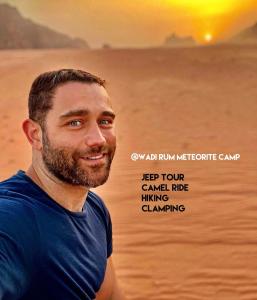 Un hombre con barba parado en el desierto en Wadi Rum Meteor camp, en Wadi Rum