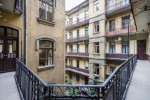 een balkon voor een gebouw bij Klauzál Garden City Apartments- Studio K31 in Boedapest