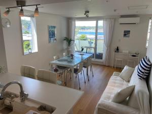 Predel za sedenje v nastanitvi Villa La Mer -Zushihayama-