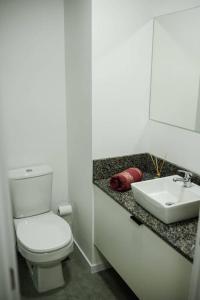 un bagno con un water e un lavandino di Loft divino no Parque Una a Pelotas