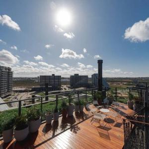 un balcone con sedie e tavoli su un edificio di Loft divino no Parque Una a Pelotas