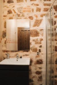 a bathroom with a sink and a mirror at Casa Rural El Capricho de Flor in Fontanosas