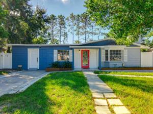 una casa azul con una puerta roja en 2 Bed Alamonte Springs Apartment Unit 1, en Orlando