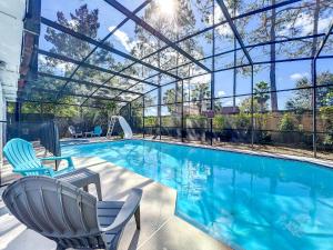 una piscina con 2 sillas y una piscina en 2 Bed Alamonte Springs Apartment Unit 1, en Orlando