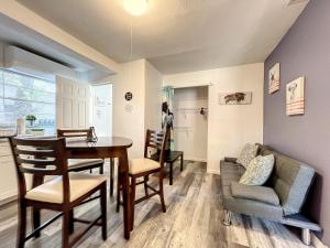 ein Wohnzimmer mit einem Tisch, Stühlen und einem Sofa in der Unterkunft 1 Bed Altamonte Springs Apartment Unit 2 in Orlando