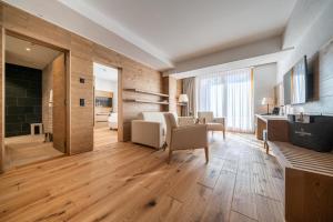 TV a/nebo společenská místnost v ubytování Waldhotel Arosa