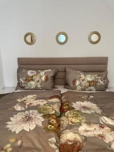 莱塔河畔布鲁克Modernes Haus nähe Parndorf的一张带两个枕头的床,上面有鲜花