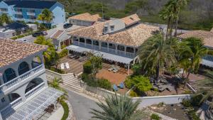 una vista aérea de una casa con palmeras en Casa Curacao Ocean Resort near Mambo Beach, en Willemstad