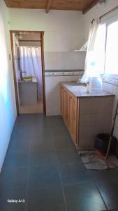 cocina con fregadero y encimera en Casa quinta con pileta en Santa Rosa