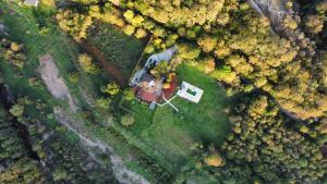 - une vue aérienne sur une maison dans la forêt dans l'établissement Къща за гости Сборяна, à Gramatikovo