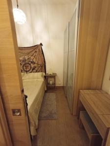 una piccola camera con letto e specchio di Mariella House a Fasano