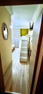 サカリヤにあるWİND HOTELのベッドルーム1室(ベッド1台、鏡、ドレッサー付)