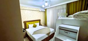 サカリヤにあるWİND HOTELの小さなベッドルーム(ベッド1台、二段ベッド2組付)が備わります。