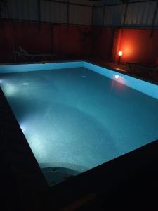 - une grande piscine lumineuse dans une chambre dans l'établissement Leena marari beach house, à Alappuzha