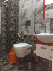 une salle de bains avec toilettes et lavabo dans l'établissement Leena marari beach house, à Alappuzha