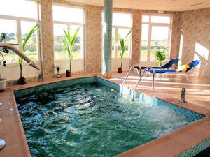 una gran piscina en una habitación grande en Hotel Balneario Almeida Dama Verde, en Almeida de Sayago