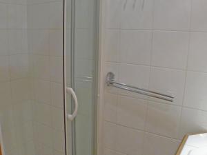 eine Dusche mit Glastür im Bad in der Unterkunft Appartement Samoëns, 3 pièces, 6 personnes - FR-1-629-89 in Samoëns