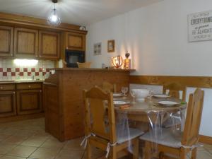 eine Küche mit einem Tisch und Stühlen in der Unterkunft Appartement Samoëns, 3 pièces, 6 personnes - FR-1-629-89 in Samoëns