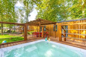 - une piscine sur une terrasse en bois avec un pavillon dans l'établissement Camping Le Parc de Paris, à Villevaudé