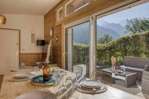 pokój ze stołem i krzesłami oraz dużym oknem w obiekcie chalet Relax située a 25km de Chamonix w mieście Saint-Gervais-les-Bains