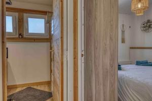 mała sypialnia z łóżkiem i oknem w obiekcie chalet Relax située a 25km de Chamonix w mieście Saint-Gervais-les-Bains