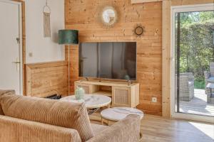 salon z telewizorem, kanapą i stołem w obiekcie chalet Relax située a 25km de Chamonix w mieście Saint-Gervais-les-Bains