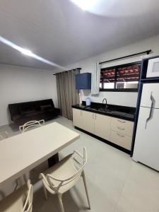 Una cocina o zona de cocina en Residencial Miragem Bombinhas