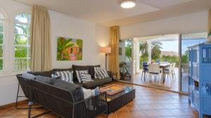 uma sala de estar com um sofá e uma mesa em Casa Curacao Ocean Resort near Mambo Beach em Willemstad
