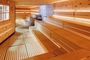 una sauna con paneles de madera y escaleras en un edificio en Hotel Mirna - Terme & Wellness Lifeclass, en Portorož