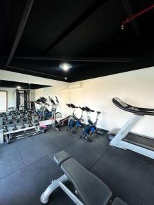 um ginásio com várias bicicletas de exercício numa sala em Hermoso Loft en zona Shopping Sol 01 em Assunção