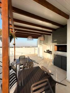 a patio with chairs and a table and a fireplace at Hermoso Loft en zona Shopping Sol 01 in Asunción