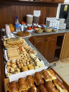 um buffet com muitos tipos diferentes de donuts e pastelarias em HOTEL DIAMANTE em Resistência