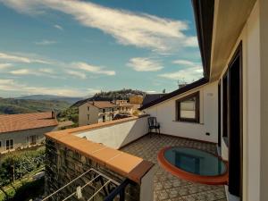 Vista generica sulle montagne o vista sulle montagne dall'interno della casa vacanze