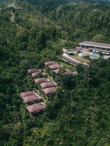 Vue de tête d'un groupe de bâtiments dans une forêt dans l'établissement Giriwood Hotel & Villa, à Munduk