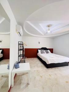 una camera con letto, tavolo e scala di สบายคันทรีรีสอร์ท ปากเมงSa-buy country resort Pak Meng a Sikao