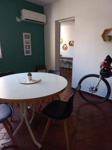 a white table and a bike sitting next to a room at Departamento San Lorenzo para 4 personas in Mendoza