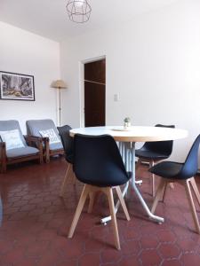 a dining room with a white table and chairs at Departamento San Lorenzo para 4 personas in Mendoza