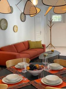 una sala de estar con una mesa con un bol de fruta. en Bastide De Charme Sud Luberon, en Saint-Martin-de-la-Brasque