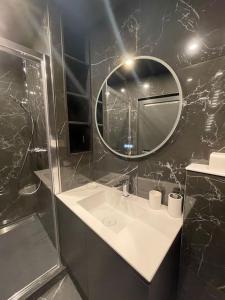y baño con lavabo y espejo. en Bastide De Charme Sud Luberon, en Saint-Martin-de-la-Brasque