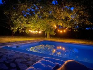 Bazén v ubytování L'Auberge du Ranc nebo v jeho okolí