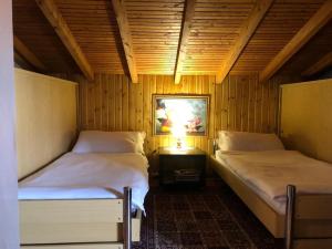a room with two beds and a lamp in it at Casa Emy in Adrara San Rocco