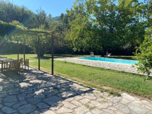 Bazén v ubytování L'Auberge du Ranc nebo v jeho okolí