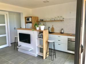 Kuchyň nebo kuchyňský kout v ubytování Le Bleu Horizon - T2 - Jacuzzi - Vue mer