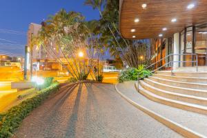 una calle adoquinada frente a un edificio por la noche en UBERABA APART HOTEL, en Uberaba