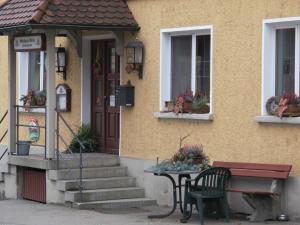 een huis met een bank en een tafel ervoor bij Gasthaus Adler in Wangen im Allgäu