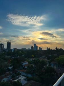 a view of a city with the sun setting at Hermoso Loft Zona Shopping Sol 02 in Asuncion